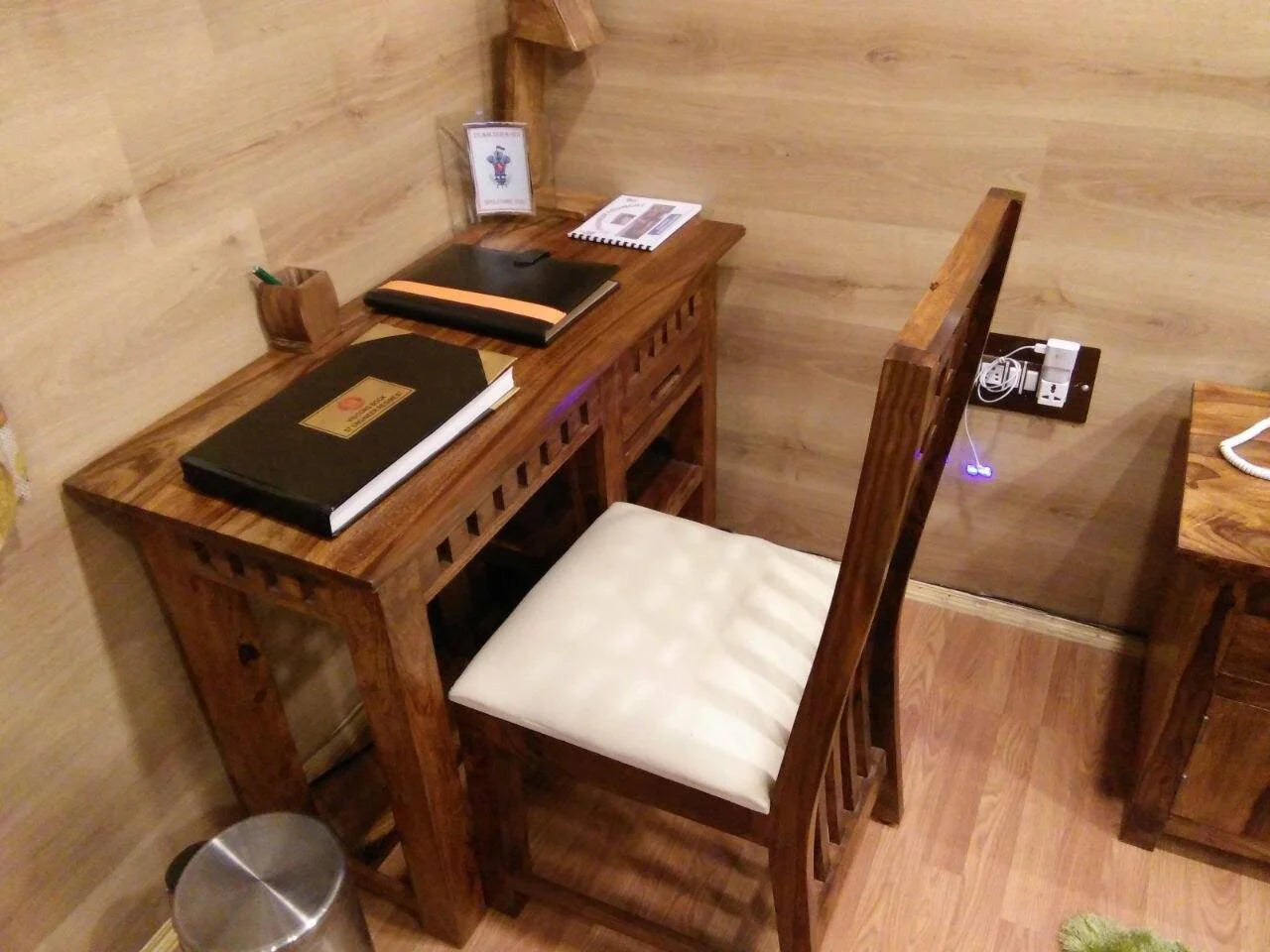 Glosswood kuber Writing / Study Table